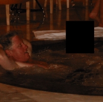 Gole ženske, seks igrače in zvezdniki – kaj se skriva v Epsteinovi zbirki in česa nočejo, da bi videli