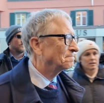 Bill Gates spat on in Davos! Crowd greets him on the street and chants photo
