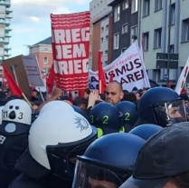German police clash with thousands of activists opposing militarization and aid to Ukraine and Israel photo